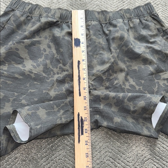 Vuori Men’s Camo Athletic Shorts Olive Green Size L Performance Lined - Picture 11 of 12